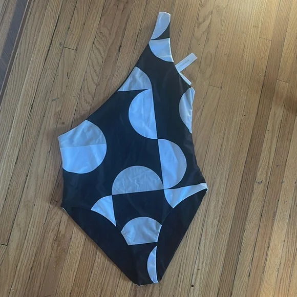 Stylish Black and White One-Shoulder Swim One Piece - Picture 1 of 7